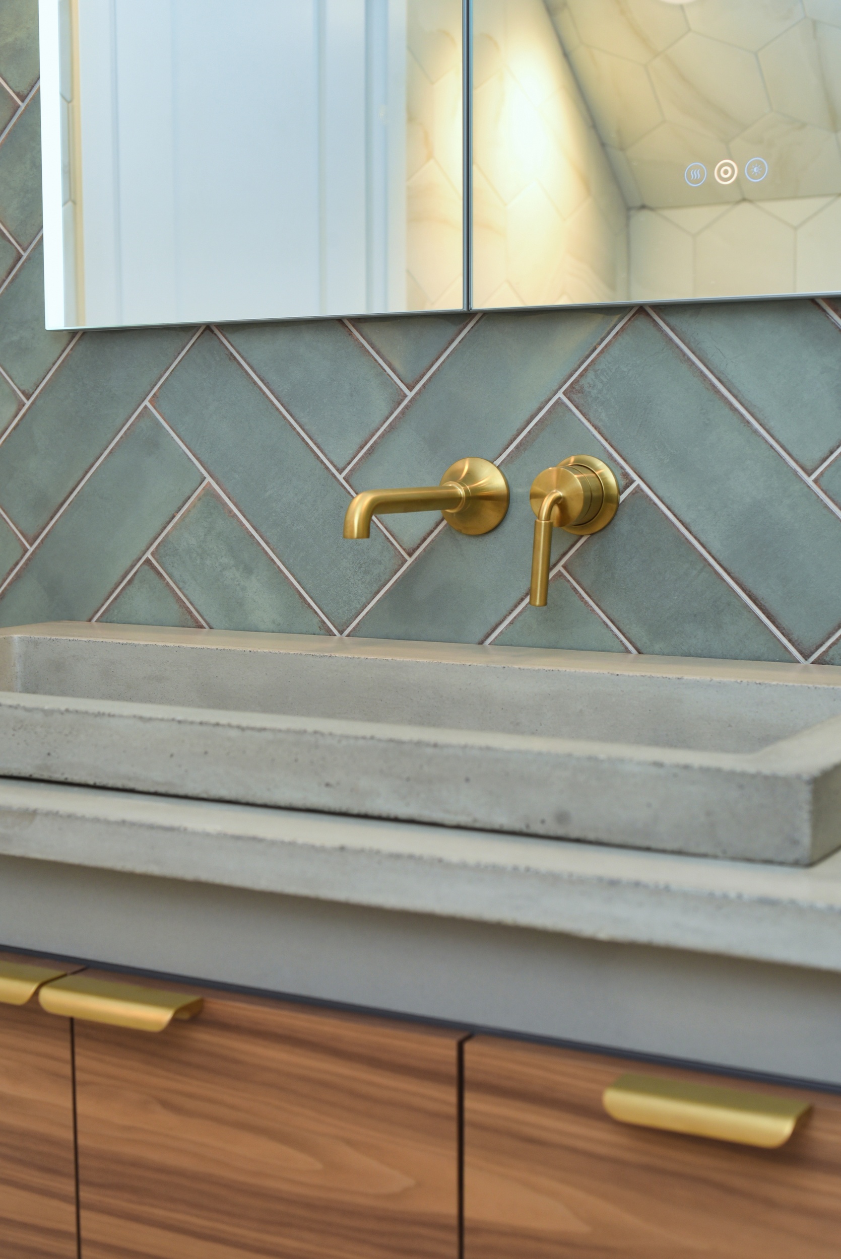 Wall-mounted faucet detail